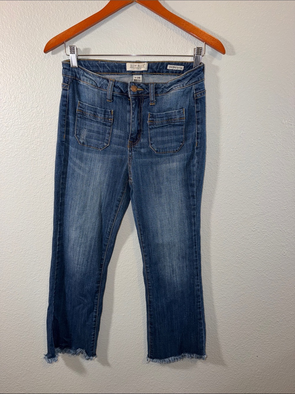 Judy Blue Medium Blue Cropped Frayed-Hem Jeans